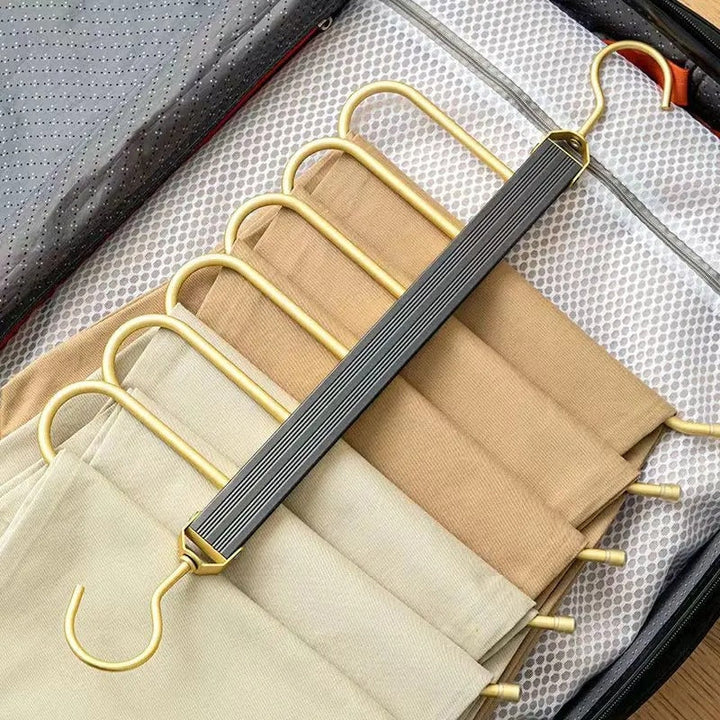 BowLift | Space-saving trouser hangers from Gardudu made of aluminum