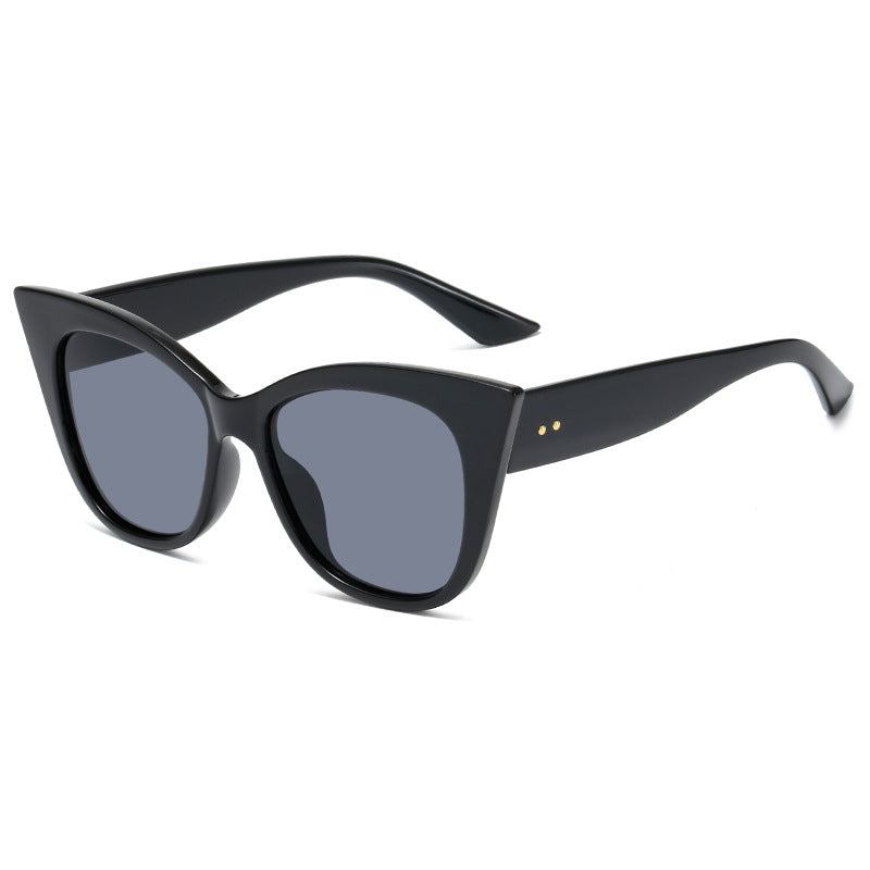Women extravagant Cat-Eye sunglasses with mirrored lenses