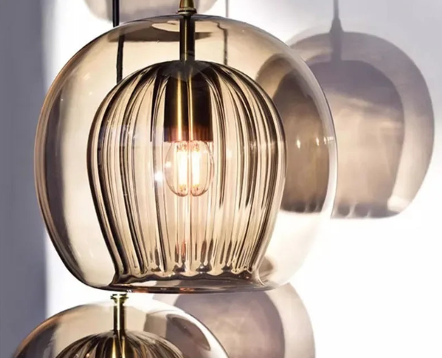 Pendant light made of modern glass for an elegant look