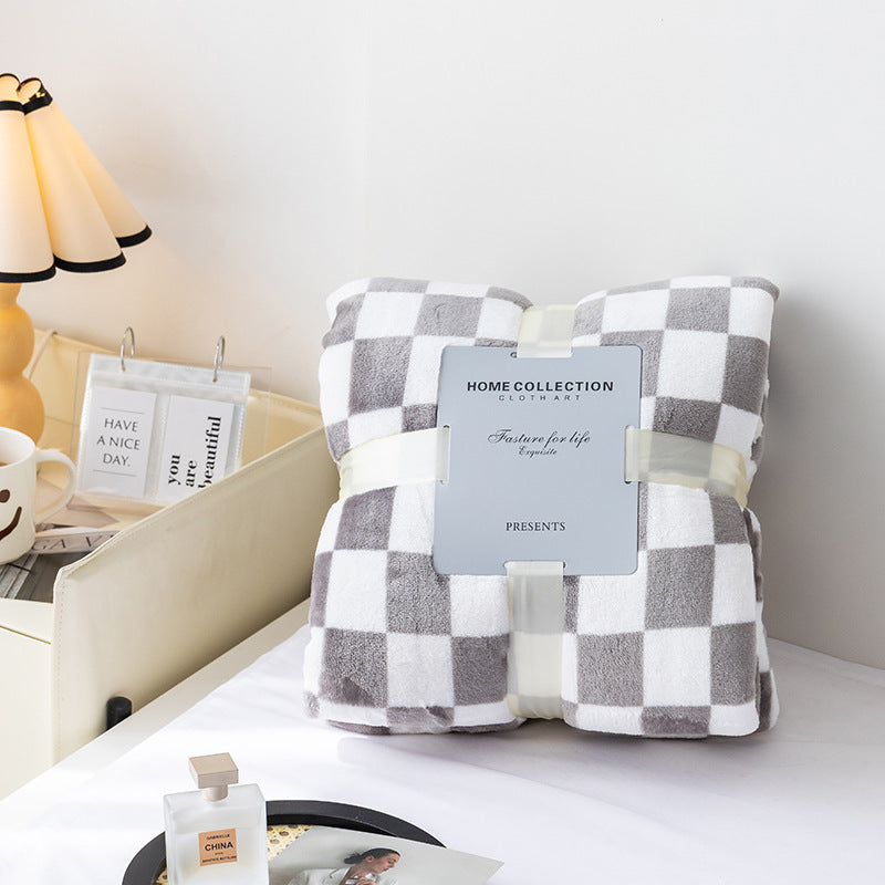BowLift | Stylish blanket in checkered pattern for your home